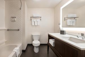 King Room - Hearing Accessible room in Holiday Inn - Cheshire - Southington an IHG Hotel