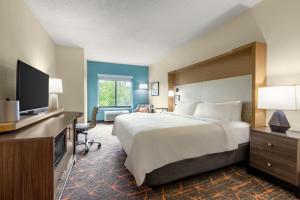 Standard King Room with Mobility Accessible Roll-In Shower room in Holiday Inn - Cheshire - Southington an IHG Hotel