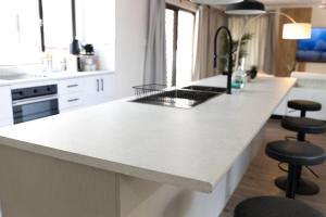 Newly renovated home near shops, m1, national forest & Koalas!