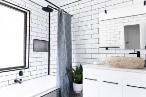 Newly renovated home near shops, m1, national forest & Koalas!