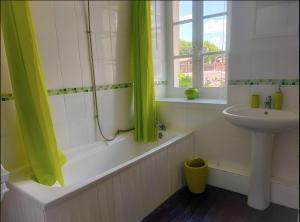 Meadow View Gîtes - Grande gîtes pour familles et groupes, piscine chauffée - Janaillat, Creuse, France, 23250