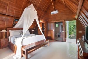 Bungalow Pool Access