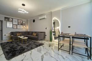 استديو فندقي-بجلسة خارجية-بالقاهرة بمدينة اكتوبر