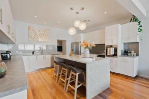 Large CBD apartment with parking