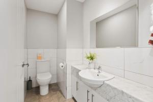 Large CBD apartment with parking