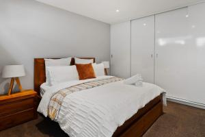 Large CBD apartment with parking