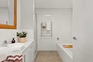 Large CBD apartment with parking