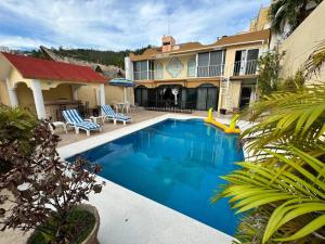 Blue Coast with pool and ocean view 10 to 35 p