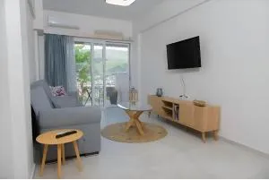 Peacock House - Menídion