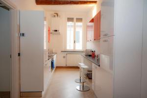 Medieval City Centre - Modern Suite with AC, Smart TV & WiFi