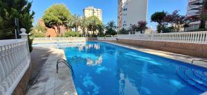 NUEVO APTO PARA HASTA 6 PERSONAS MUY CERCA DE PLAYA LEVANTE BENIDORM CON JARDÍNES Y GRAN PISCINA , PISTA DE TENnIS Y FUTBOL DEPORTES Y ZONA INFANTIL ,EN URBANIZACIÓN CON PARKING