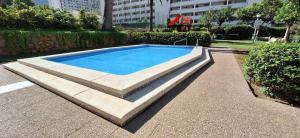 NUEVO APTO PARA HASTA 6 PERSONAS MUY CERCA DE PLAYA LEVANTE BENIDORM CON JARDÍNES Y GRAN PISCINA , PISTA DE TENnIS Y FUTBOL DEPORTES Y ZONA INFANTIL ,EN URBANIZACIÓN CON PARKING