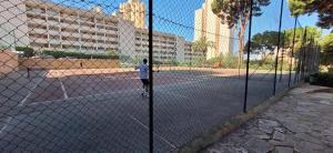 NUEVO APTO PARA HASTA 6 PERSONAS MUY CERCA DE PLAYA LEVANTE BENIDORM CON JARDÍNES Y GRAN PISCINA , PISTA DE TENnIS Y FUTBOL DEPORTES Y ZONA INFANTIL ,EN URBANIZACIÓN CON PARKING