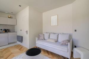 Petit studio compact et moderne, Écully