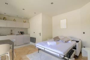 Petit studio compact et moderne, Écully