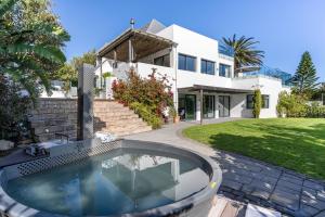 Maison De La Mer - Luxury Camps Bay Villa with pool and ocean view