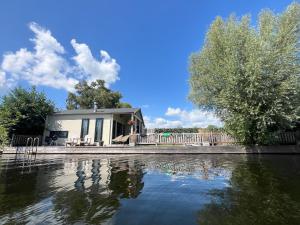 NEW - Private Cabin - on a lake near Amsterdam