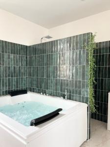 Appartements Les Loges des Coteaux - Loge 2 - Luxury lodges with jacuzzi : photos des chambres