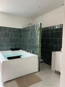 Appartements Les Loges des Coteaux - Loge 2 - Luxury lodges with jacuzzi : Suite Lit Queen-Size avec Baignoire Spa