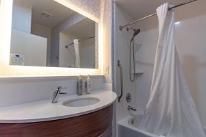King Room - Non-Smoking room in Hampton Inn & Suites Denton