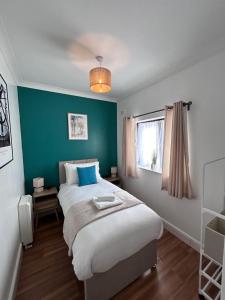 Modern Southampton Dockside Stay - 2 Bedrooms - Wi-Fi & Parking