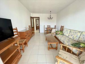 apartamento amplio con 2 dormitorios y vistas al mar