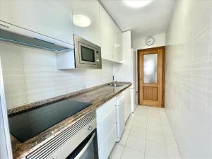 apartamento amplio con 2 dormitorios y vistas al mar