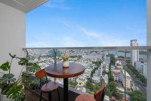 2BDR Modern Highrise Condo, City & River views, Pool