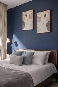 2BDR Modern Highrise Condo, City & River views, Pool