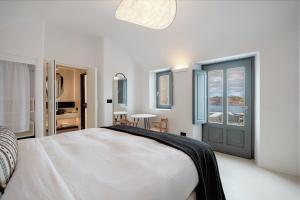 The Boatman's House with Hot Tub & Caldera View  room in Ikies Santorini