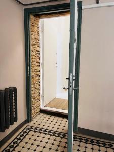 Bright and cozy old town studio!