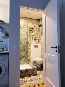 Bright and cozy old town studio!