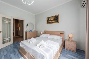 The Old-Clock Apartment by PikHost