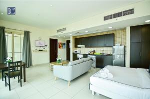 Luxury Escapes - Furnished studio with balcony in Royal Oceanic