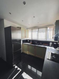 Stylish Apt close to RER, 10min by RER to Arc de Triomphe