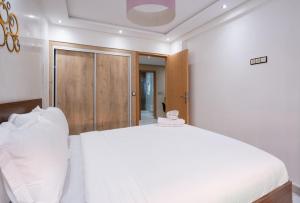 Bright Flat in Heart of Center