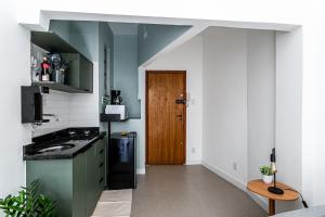 Studio reformado, quadra da praia e metrô!