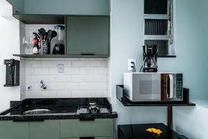 Studio reformado, quadra da praia e metrô!