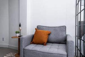 Studio reformado, quadra da praia e metrô!