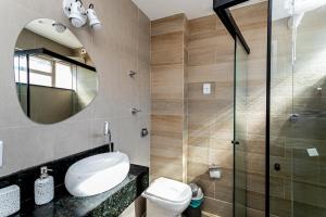 Studio reformado, quadra da praia e metrô!