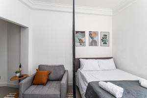 Studio reformado, quadra da praia e metrô!