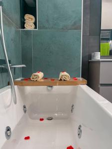 Zimmer mit Queensize-Bett und Whirlpool-Badewanne