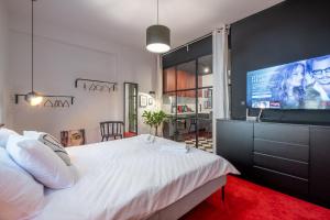 Central Art-Inspired Flat with Private Garage