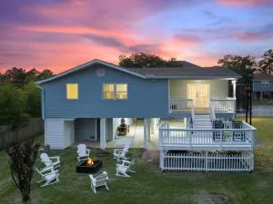 Mins to Casino & Beach Fire Pit Large Yard Decks - Diamondhead
