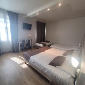 Hotels KYRIAD ORANGE Centre Ville - HOTEL & RESTAURANT & BAR - La Galerie d'Art des Princes - Provence Alpes Cote d'Azur - France - Proche A7-A9 - exit21- Chateauneuf-du-Pape Avignon Bollene Nimes - 24h-24h : Chambre Lits Jumeaux