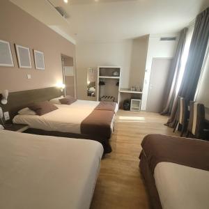 Hotels KYRIAD ORANGE Centre Ville - HOTEL & RESTAURANT & BAR - La Galerie d'Art des Princes - Provence Alpes Cote d'Azur - France - Proche A7-A9 - exit21- Chateauneuf-du-Pape Avignon Bollene Nimes - 24h-24h : photos des chambres