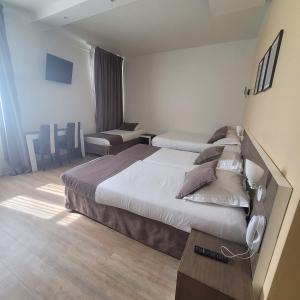 Hotels KYRIAD ORANGE Centre Ville - HOTEL & RESTAURANT & BAR - La Galerie d'Art des Princes - Provence Alpes Cote d'Azur - France - Proche A7-A9 - exit21- Chateauneuf-du-Pape Avignon Bollene Nimes - 24h-24h : photos des chambres