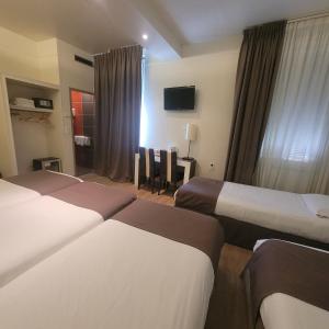 Hotels KYRIAD ORANGE Centre Ville - HOTEL & RESTAURANT & BAR - La Galerie d'Art des Princes - Provence Alpes Cote d'Azur - France - Proche A7-A9 - exit21- Chateauneuf-du-Pape Avignon Bollene Nimes - 24h-24h : photos des chambres