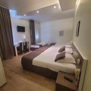 Hotels KYRIAD ORANGE Centre Ville - HOTEL & RESTAURANT & BAR - La Galerie d'Art des Princes - Provence Alpes Cote d'Azur - France - Proche A7-A9 - exit21- Chateauneuf-du-Pape Avignon Bollene Nimes - 24h-24h : photos des chambres