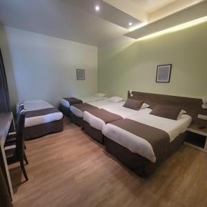 Hotels KYRIAD ORANGE Centre Ville - HOTEL & RESTAURANT & BAR - La Galerie d'Art des Princes - Provence Alpes Cote d'Azur - France - Proche A7-A9 - exit21- Chateauneuf-du-Pape Avignon Bollene Nimes - 24h-24h : Chambre Familiale Confort